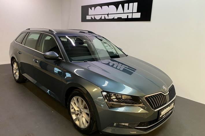 Grå Skoda Superb fra 2017