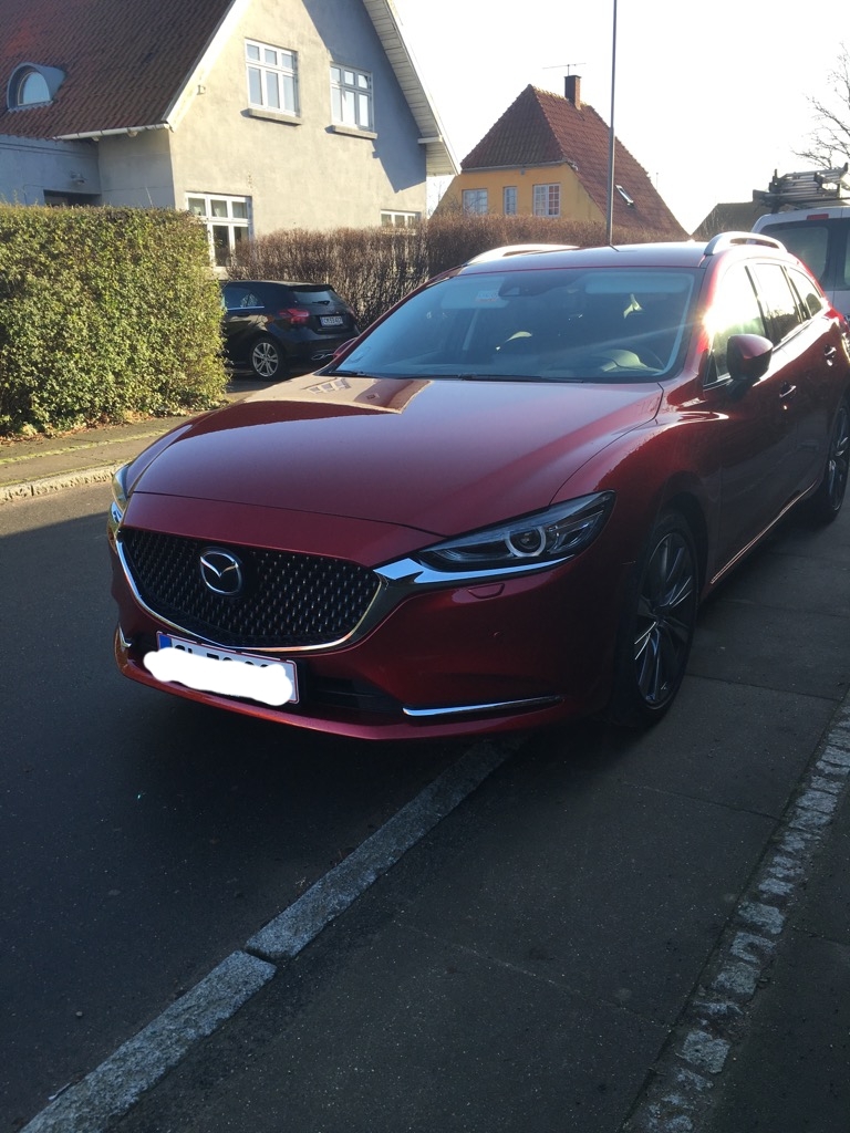 Rød Mazda 6 fra 2019