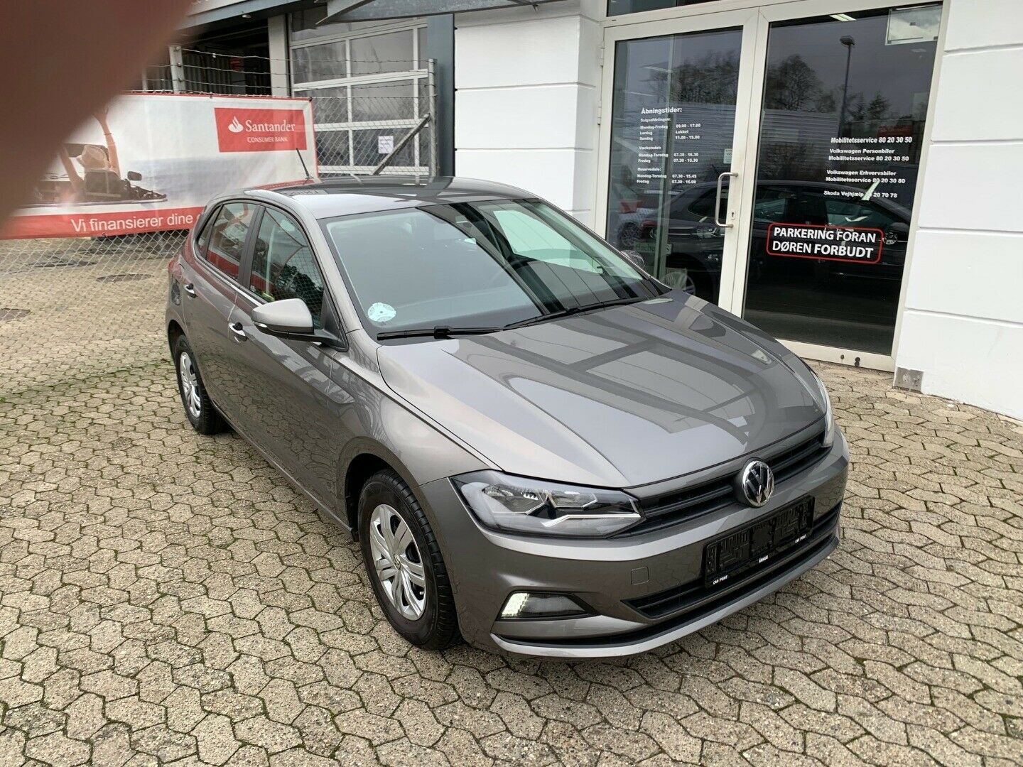 Grå VW Polo fra 2019