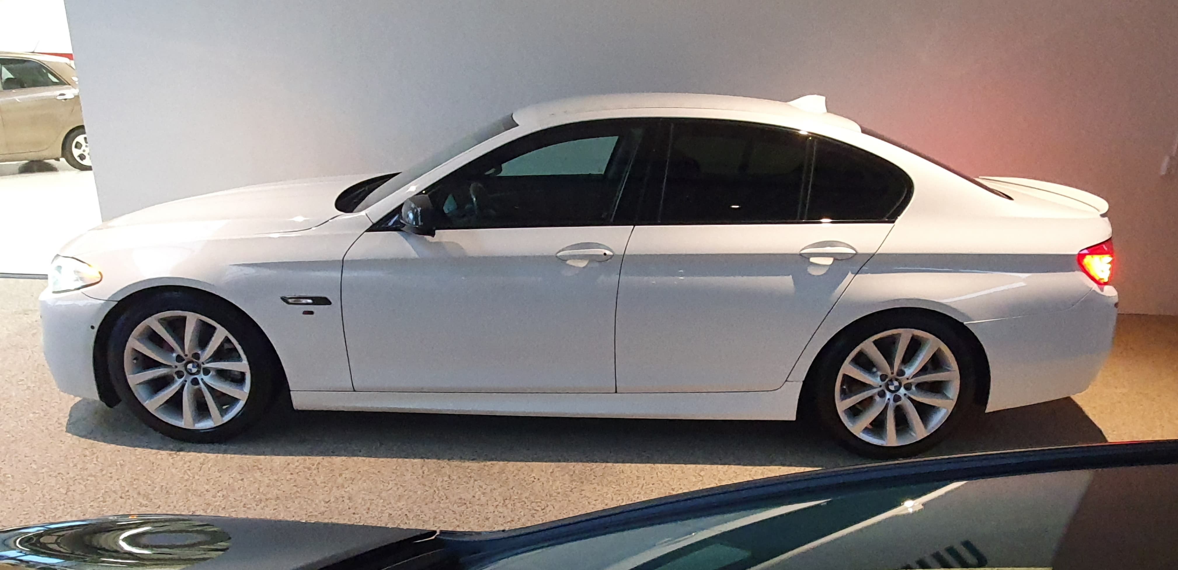 Hvid BMW 520d fra 2011