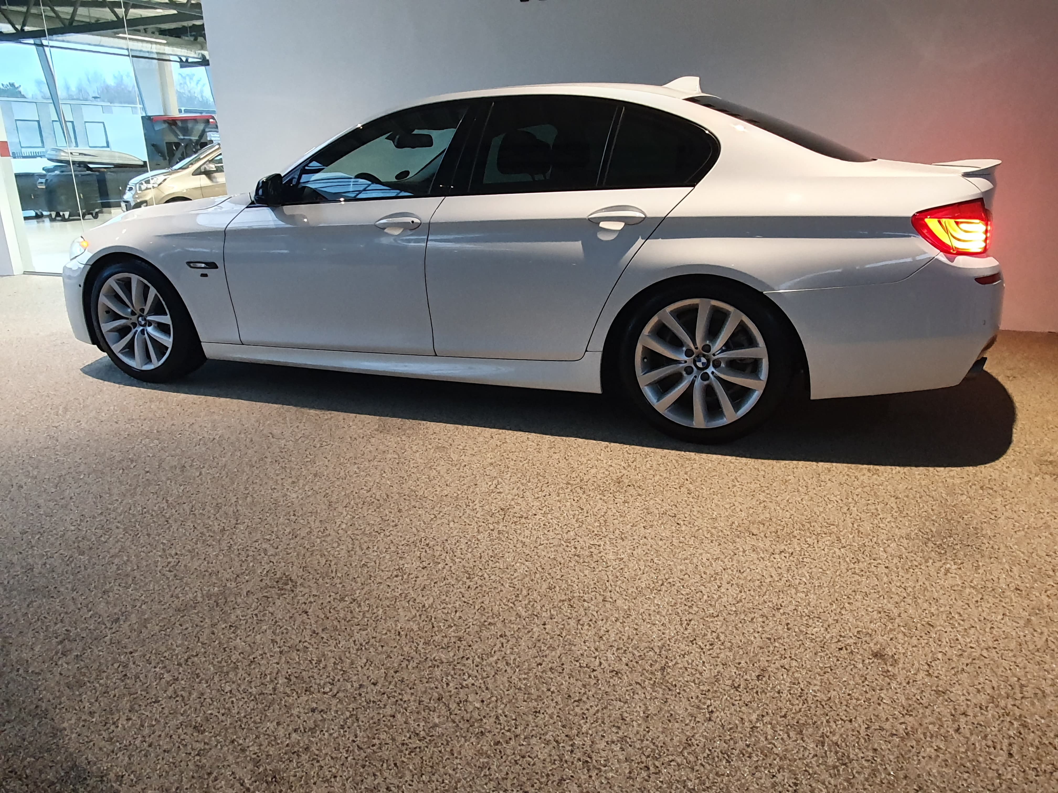 Hvid BMW 520d fra 2011