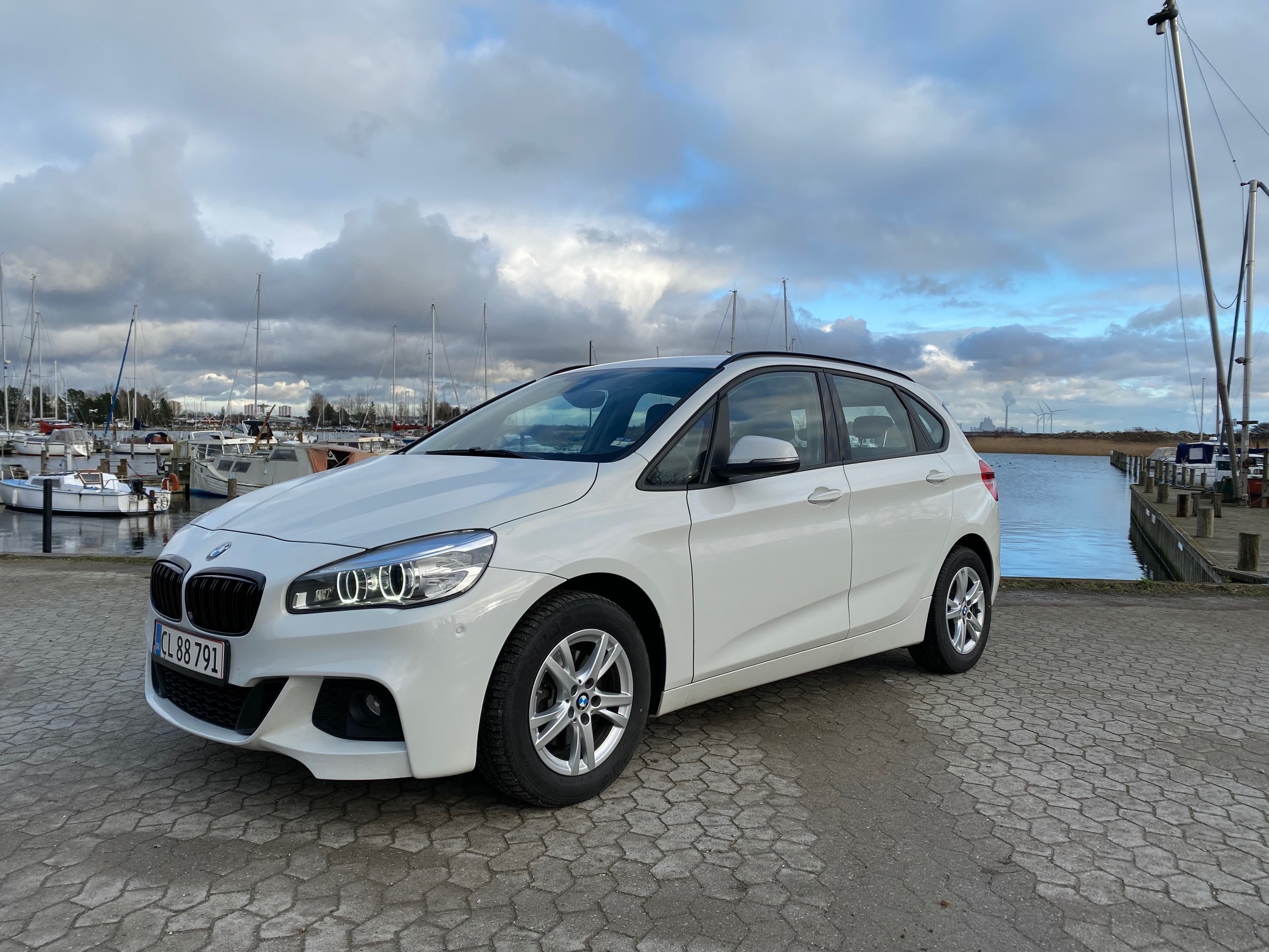 Hvid BMW 218d fra 2016
