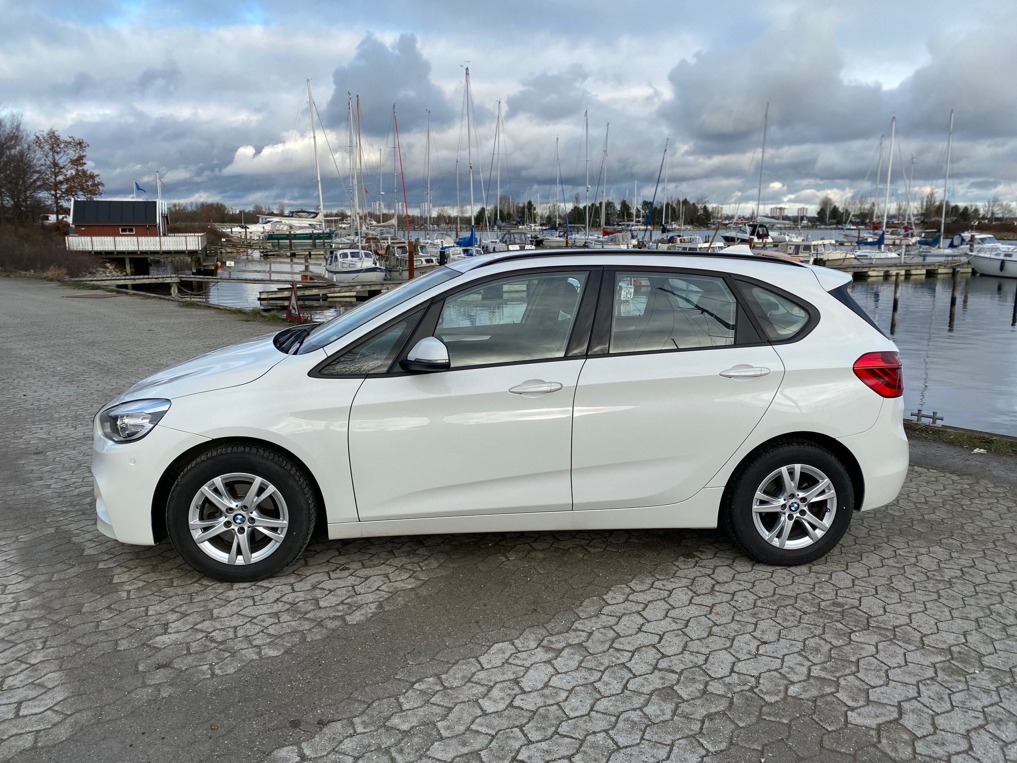Hvid BMW 218d fra 2016