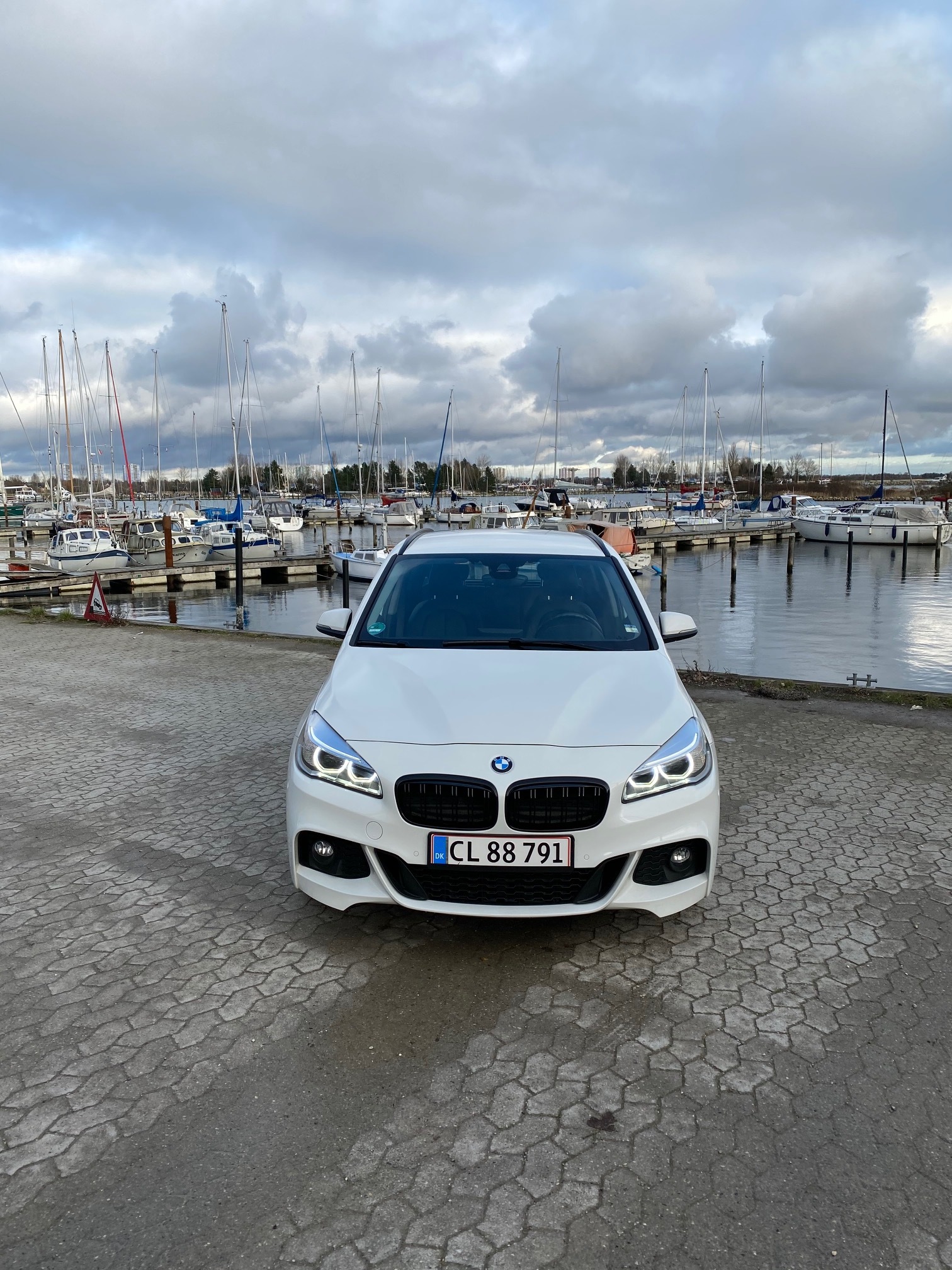 Hvid BMW 218d fra 2016