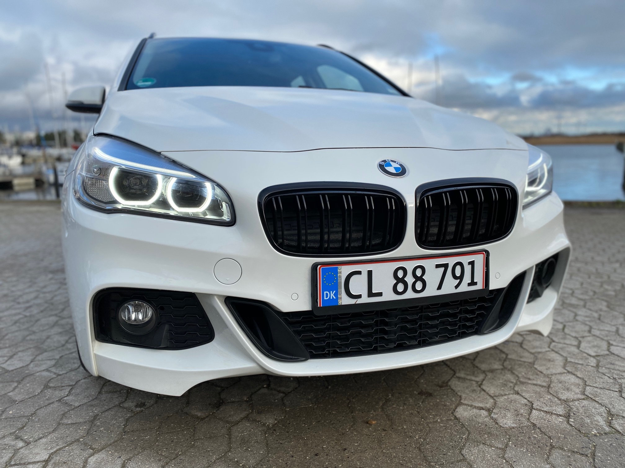 Hvid BMW 218d fra 2016