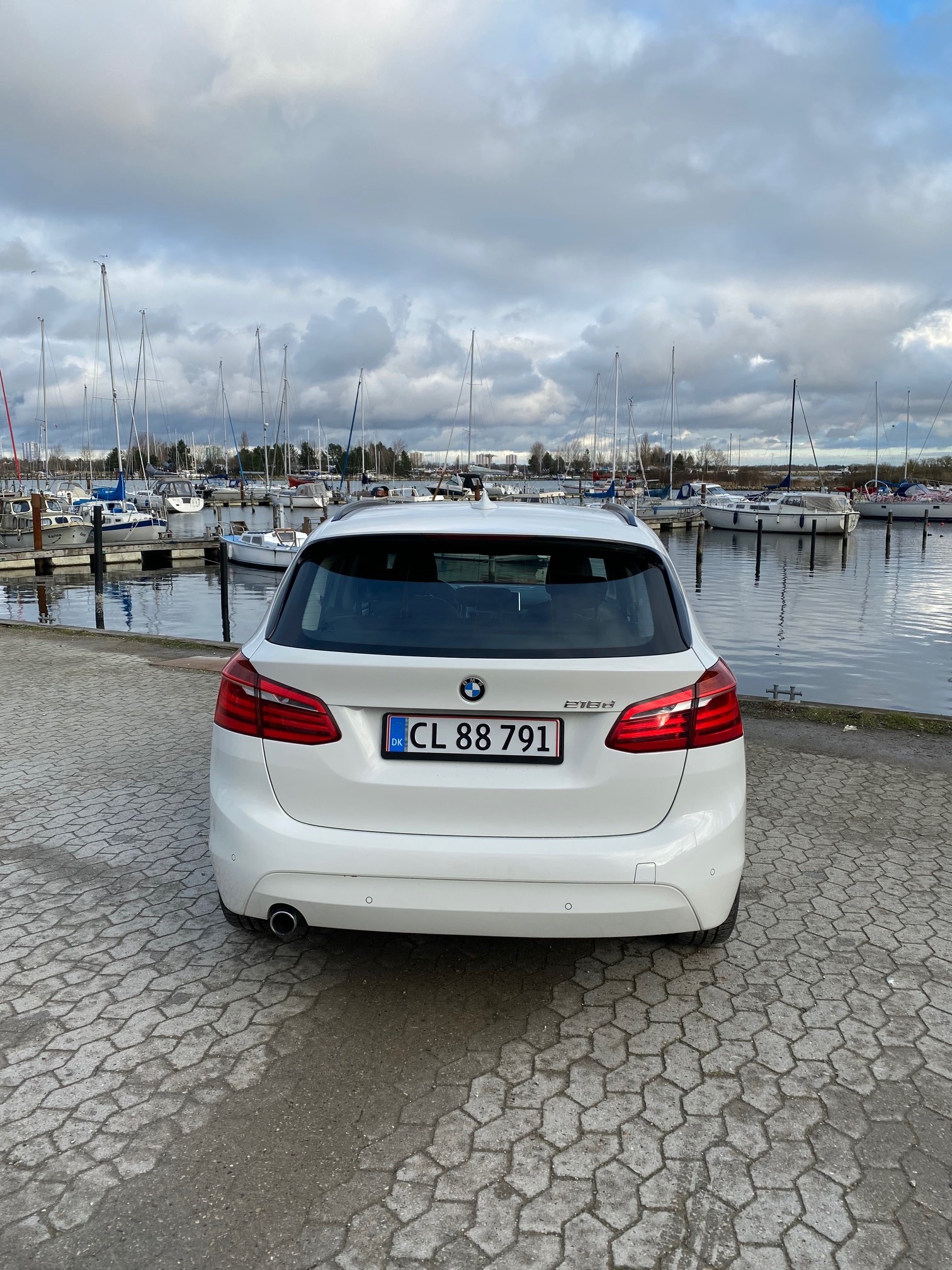 Hvid BMW 218d fra 2016
