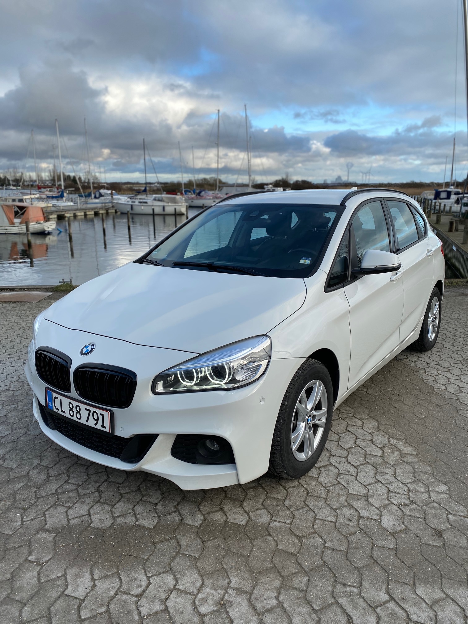 Hvid BMW 218d fra 2016