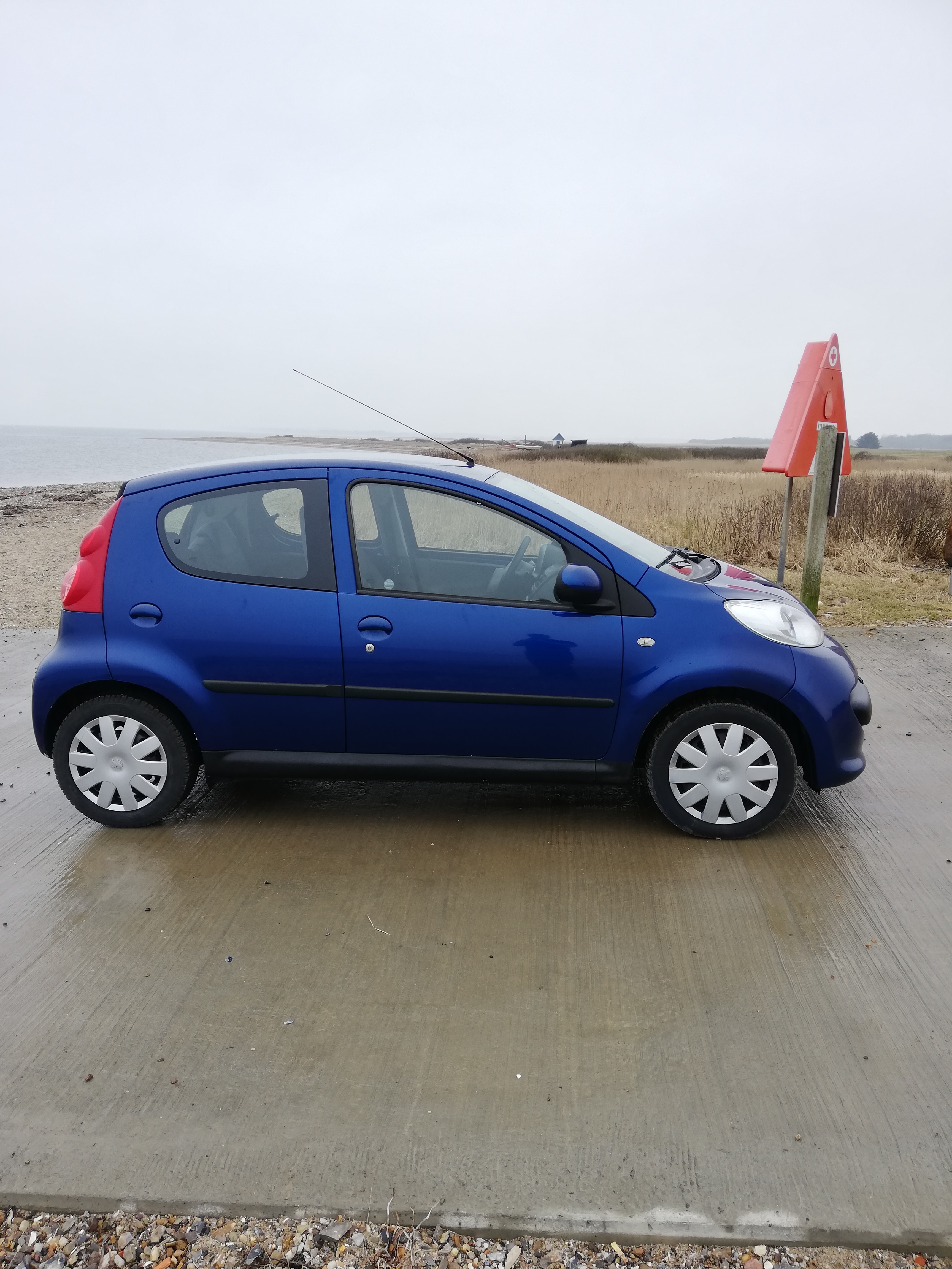 Blå Peugeot 107 fra 2007
