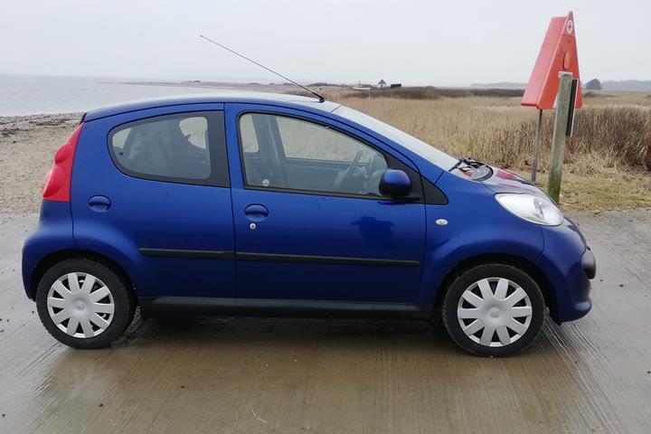 Blå Peugeot 107 fra 2007