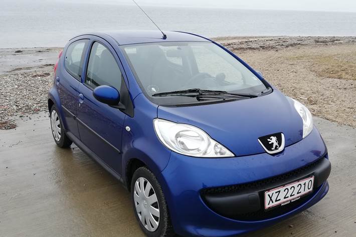 Blå Peugeot 107 fra 2007