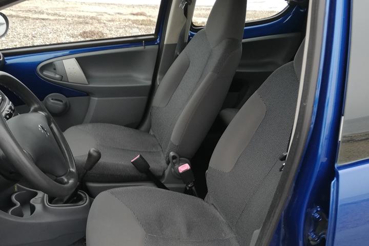 Blå Peugeot 107 fra 2007
