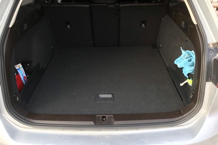 Grå VW Passat fra 2016