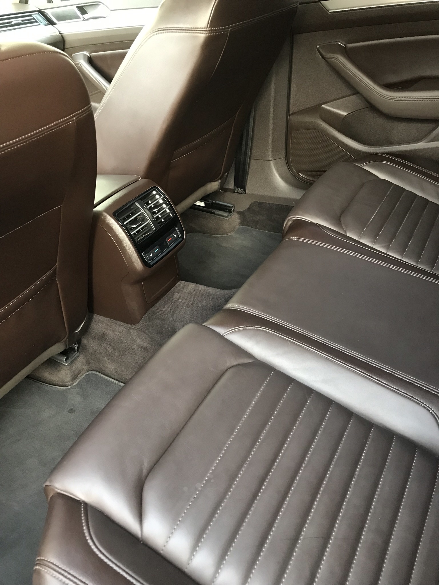 Grå VW Passat fra 2016