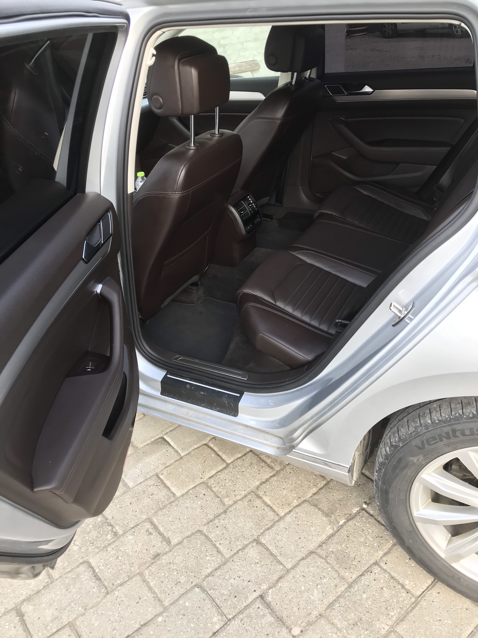 Grå VW Passat fra 2016