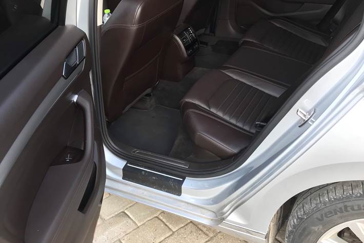 Grå VW Passat fra 2016