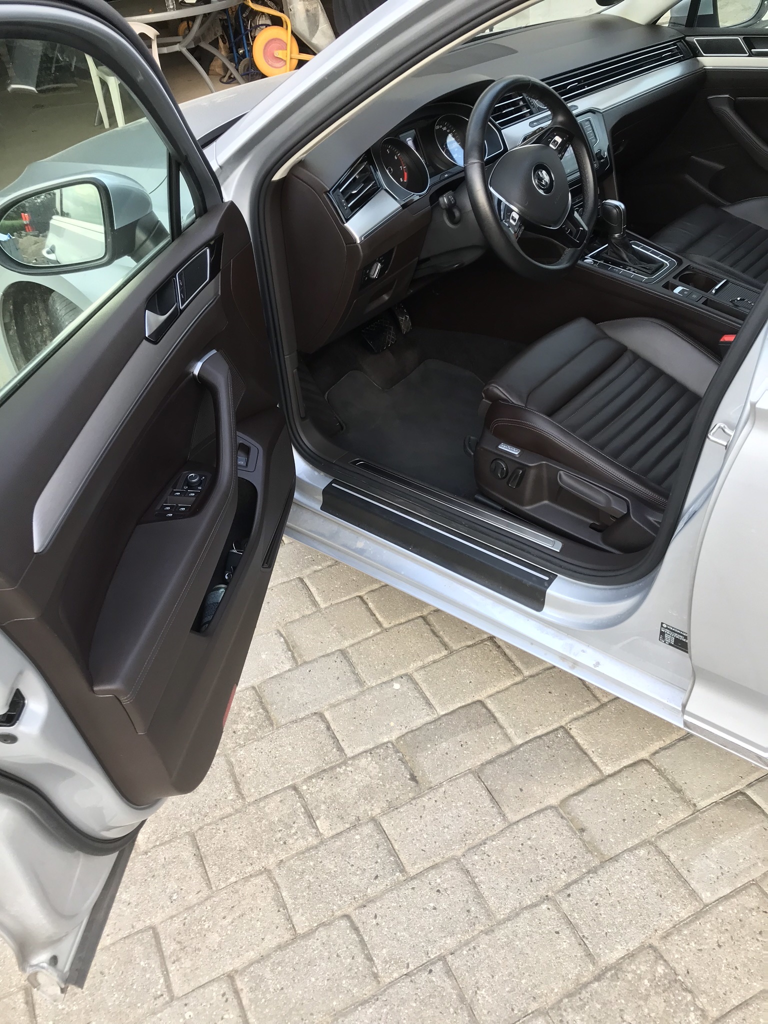 Grå VW Passat fra 2016