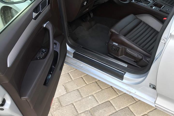 Grå VW Passat fra 2016