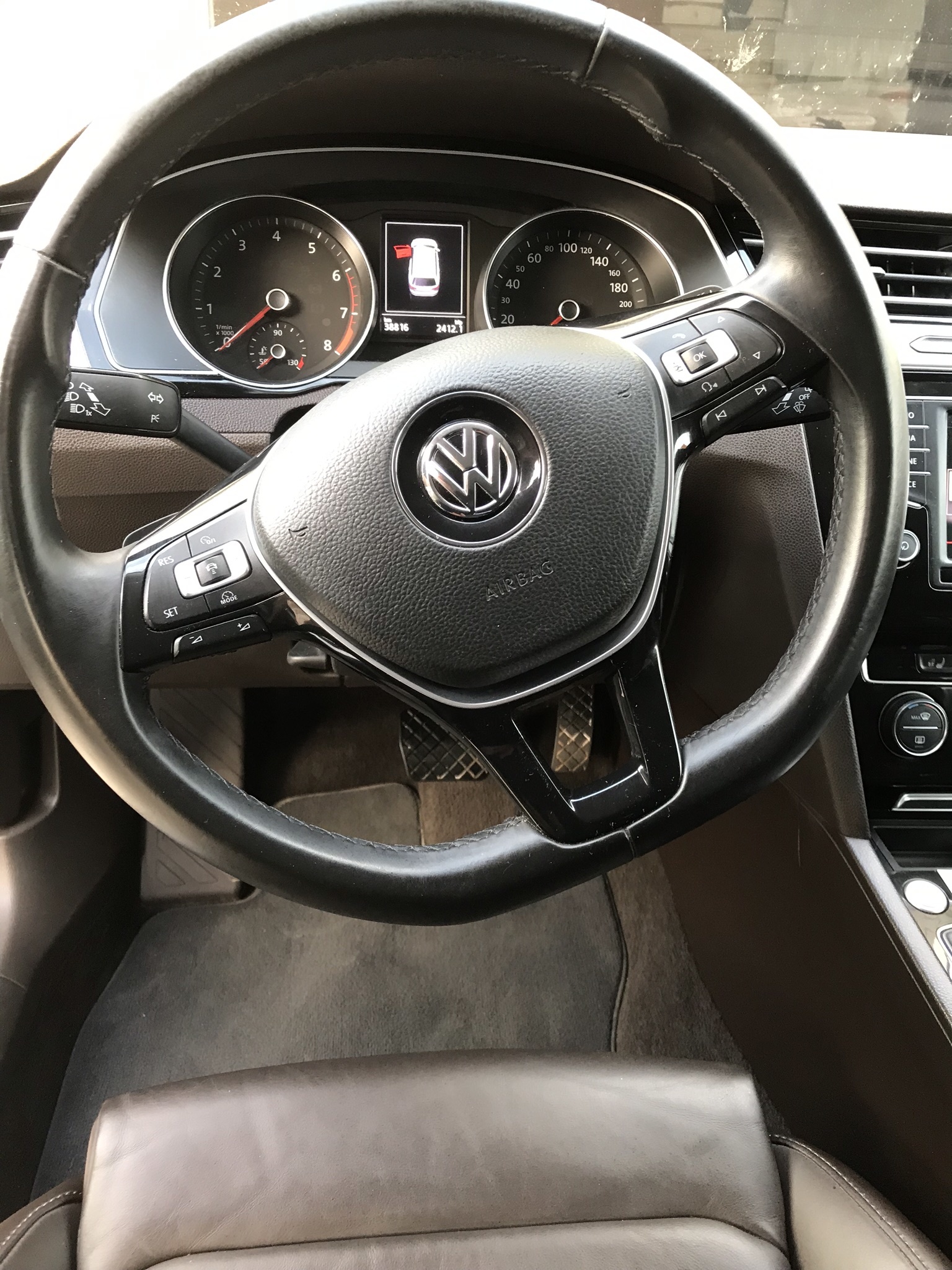 Grå VW Passat fra 2016