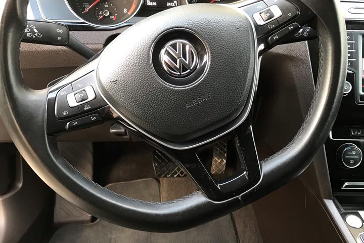Grå VW Passat fra 2016