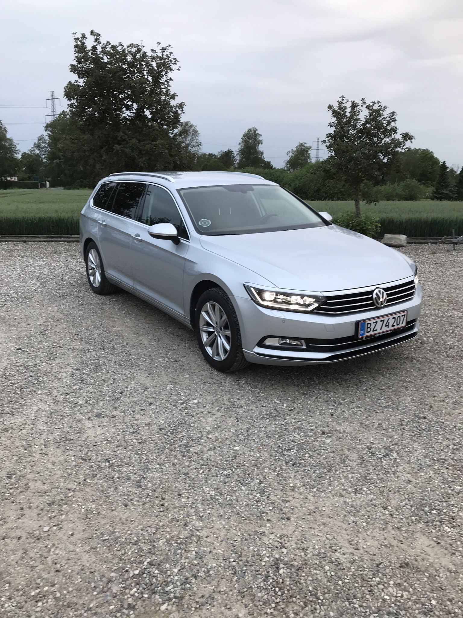 Grå VW Passat fra 2016