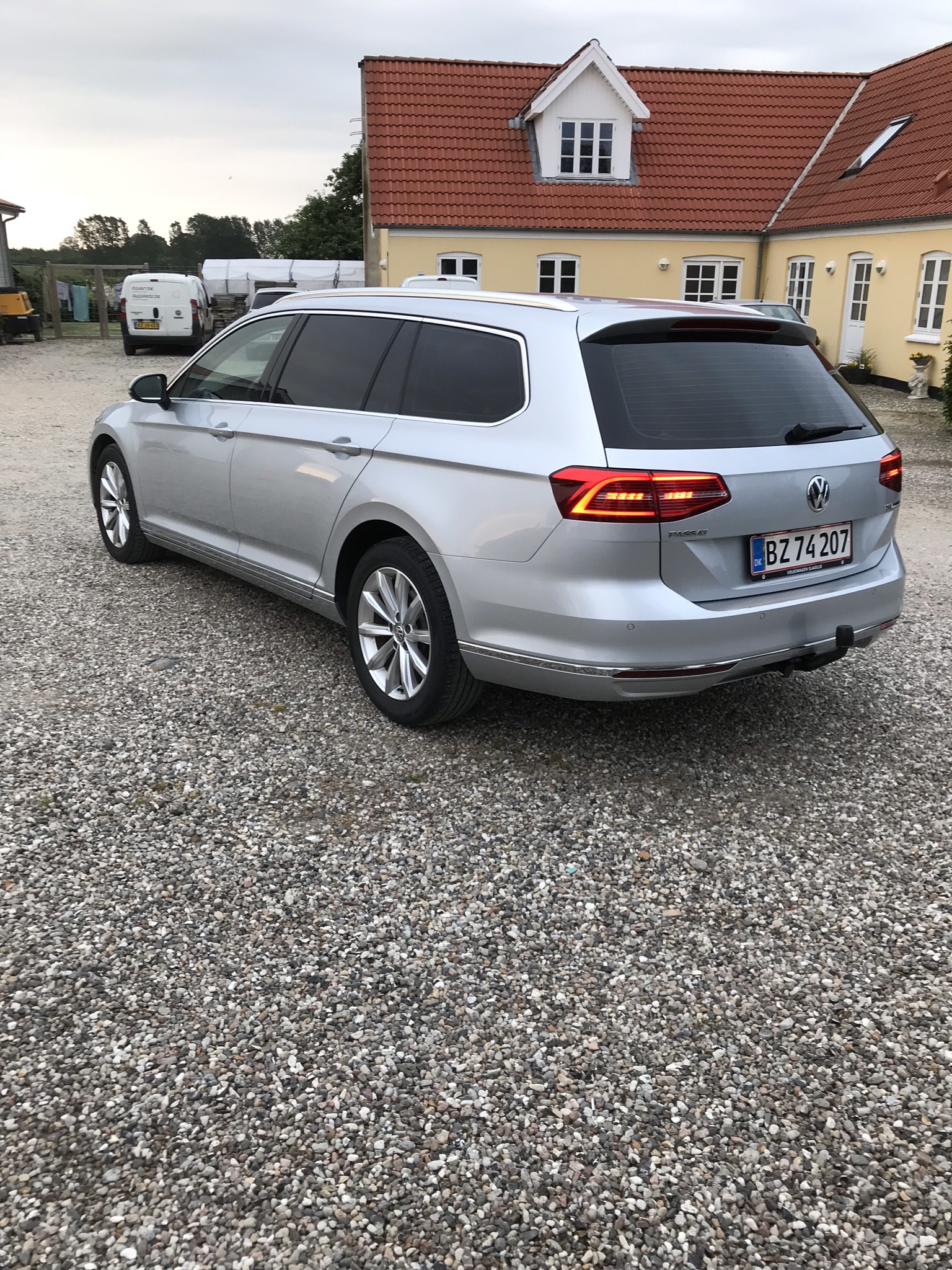 Grå VW Passat fra 2016