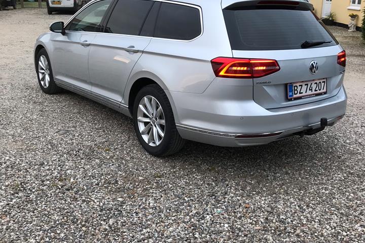 Grå VW Passat fra 2016