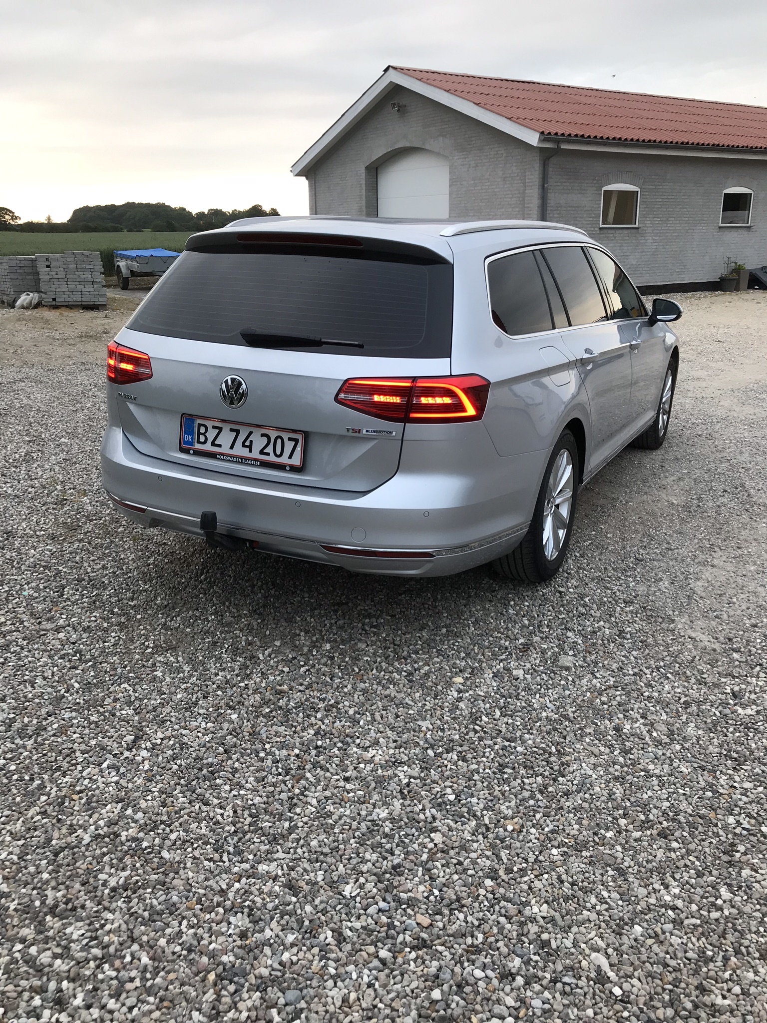 Grå VW Passat fra 2016