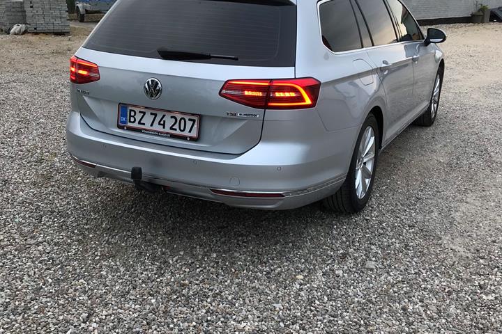 Grå VW Passat fra 2016