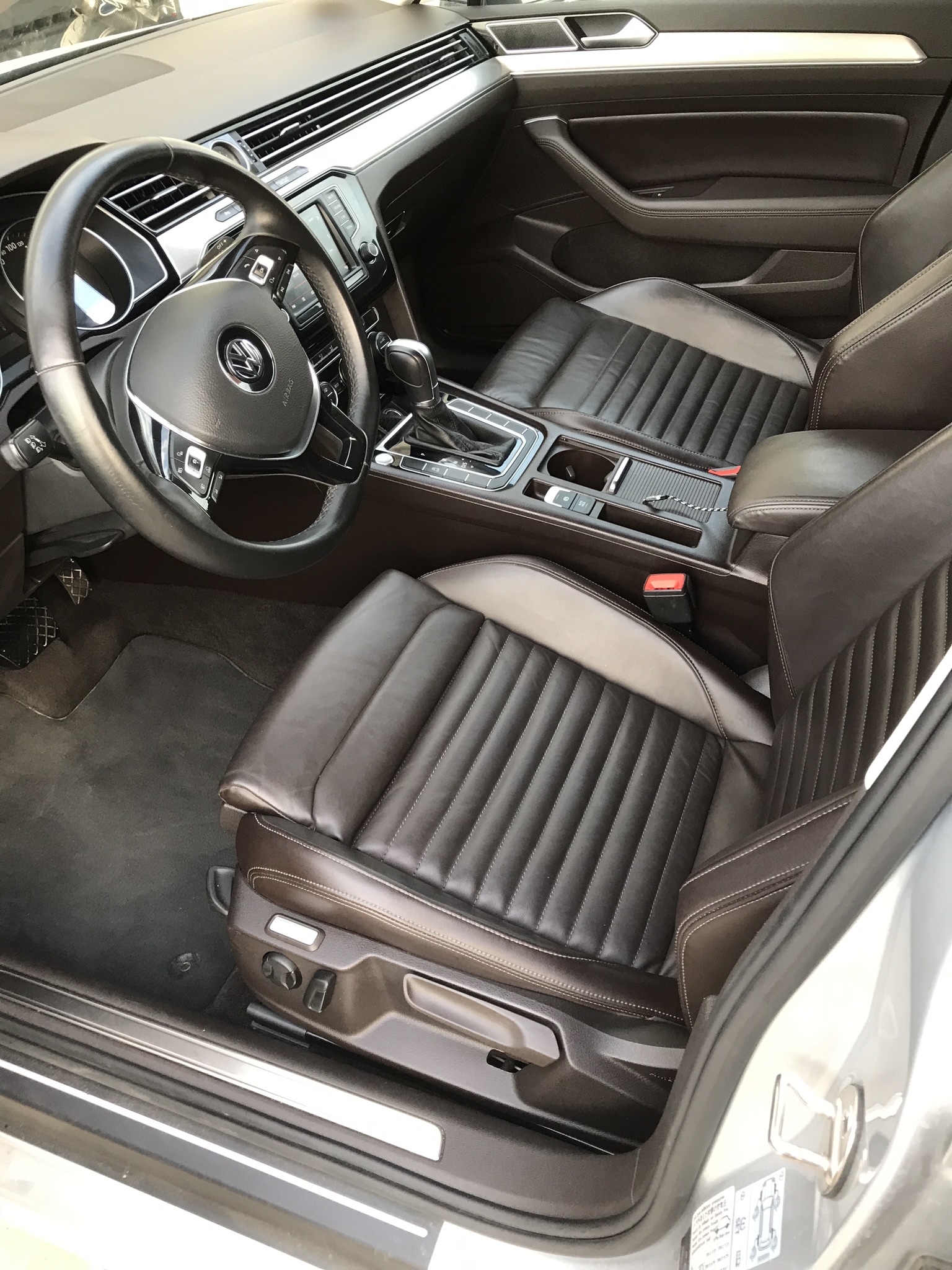 Grå VW Passat fra 2016