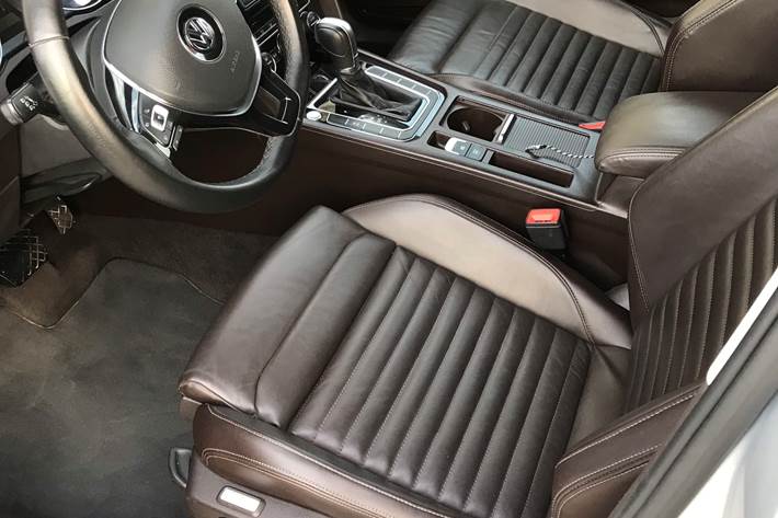 Grå VW Passat fra 2016