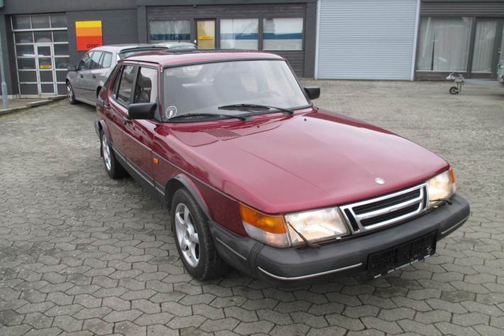 Rød Saab 900i fra 1992