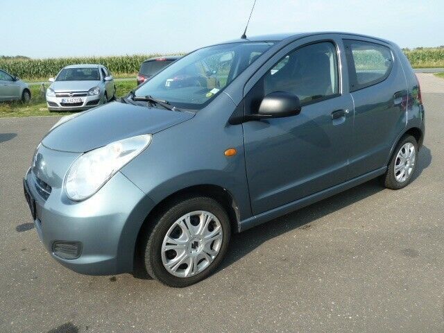 Blå Suzuki Alto fra 2011