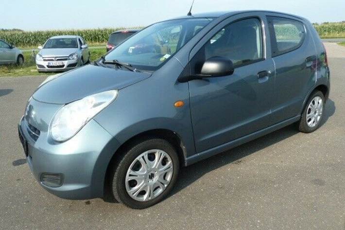 Blå Suzuki Alto fra 2011