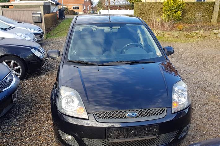 Blå Ford Fiesta fra 2007