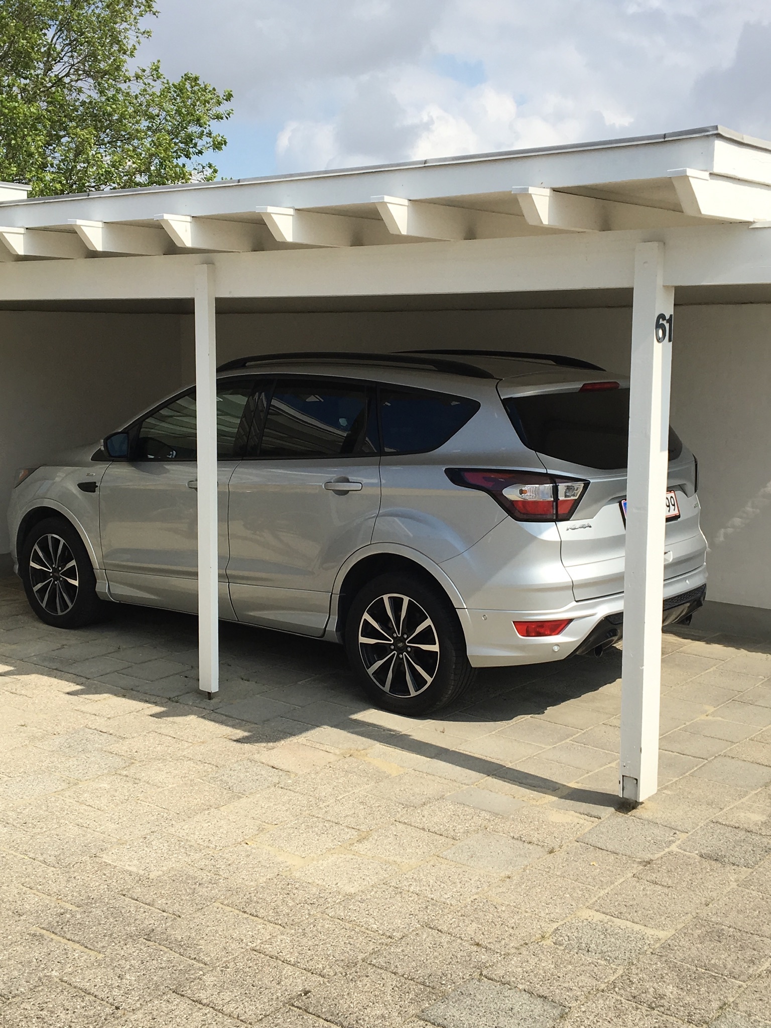 Grå Ford Kuga fra 2017