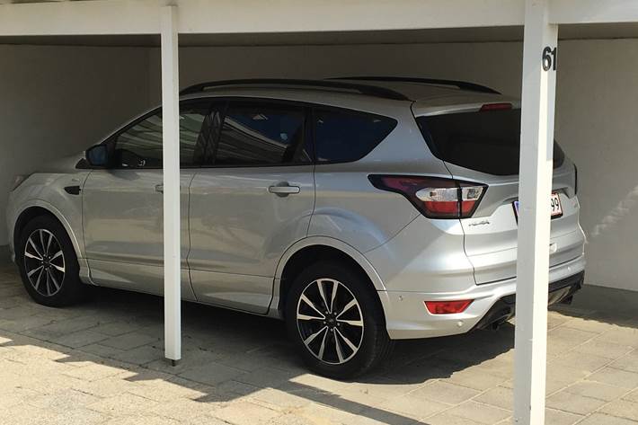 Grå Ford Kuga fra 2017