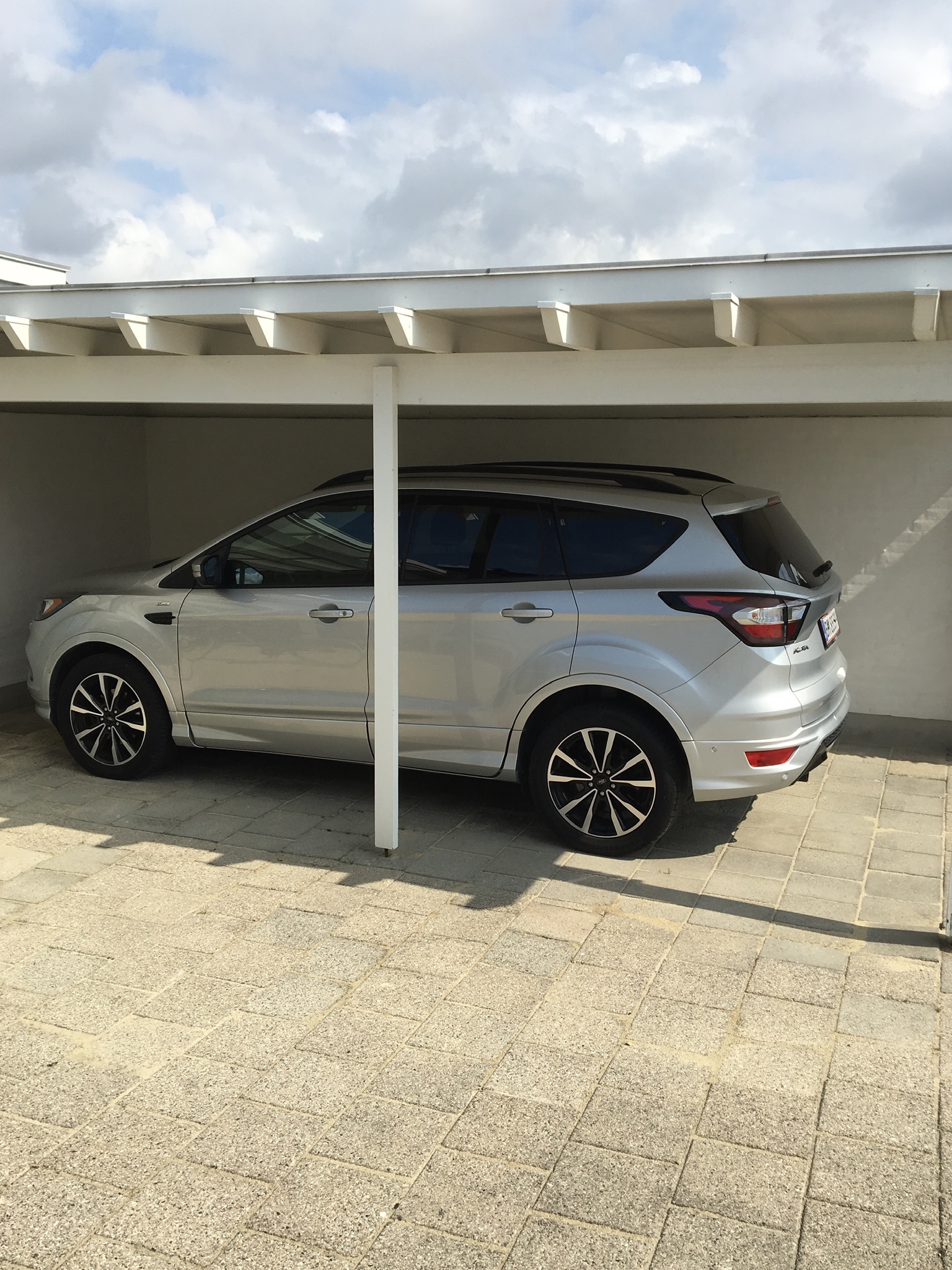 Grå Ford Kuga fra 2017