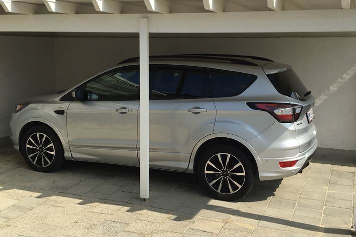 Grå Ford Kuga fra 2017