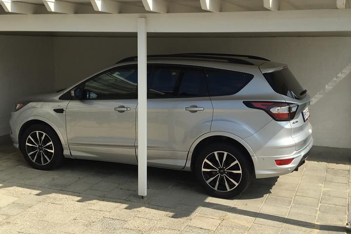 Grå Ford Kuga fra 2017
