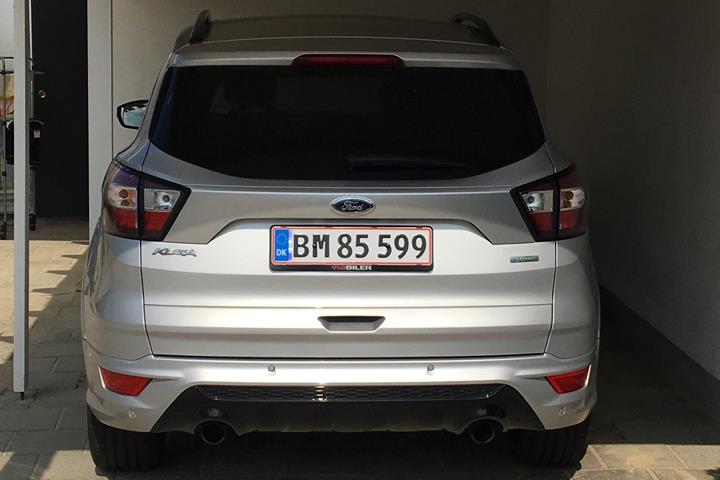 Grå Ford Kuga fra 2017