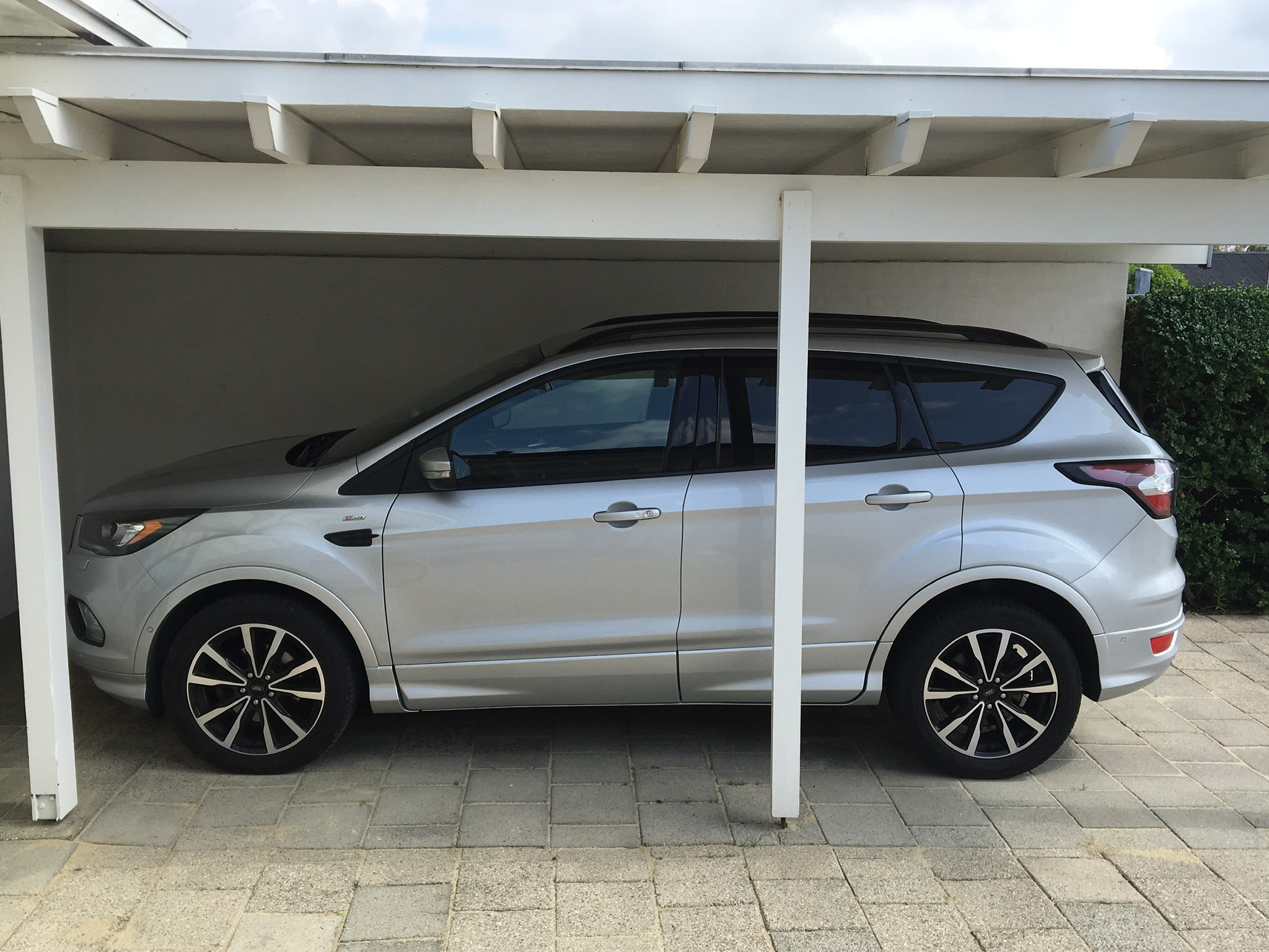 Grå Ford Kuga fra 2017