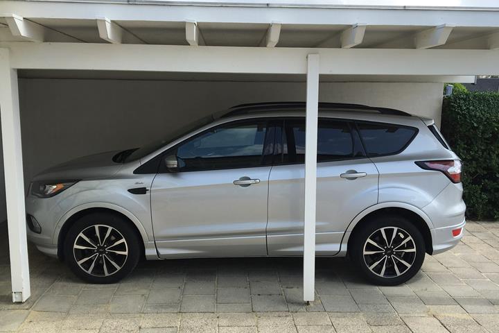Grå Ford Kuga fra 2017