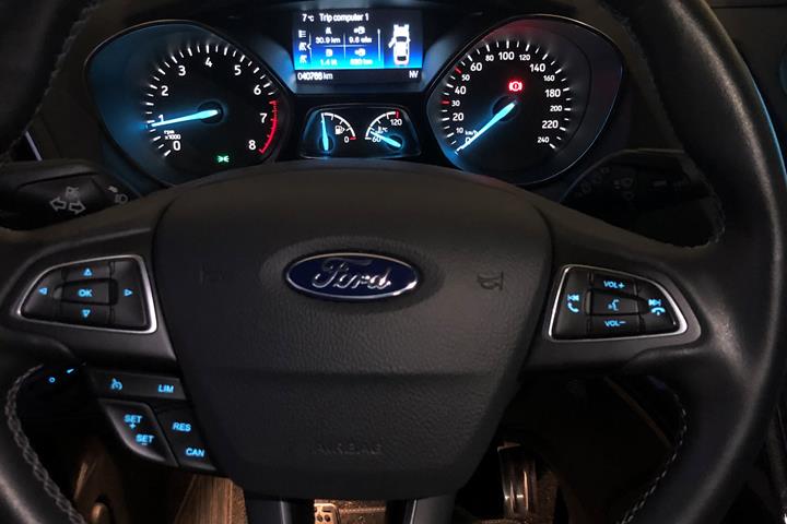 Grå Ford Kuga fra 2017