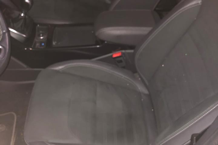 Grå Ford Kuga fra 2017