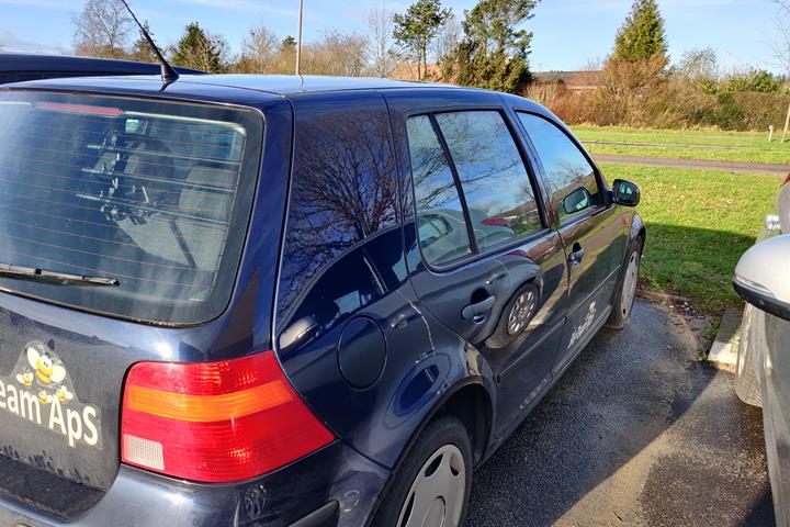 Blå VW Golf IV fra 1998