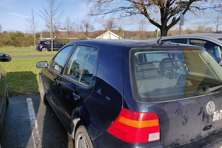 Blå VW Golf IV fra 1998