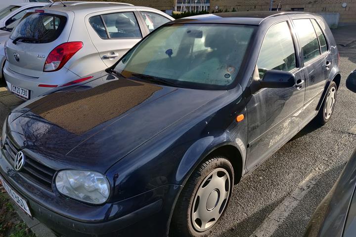 Blå VW Golf IV fra 1998