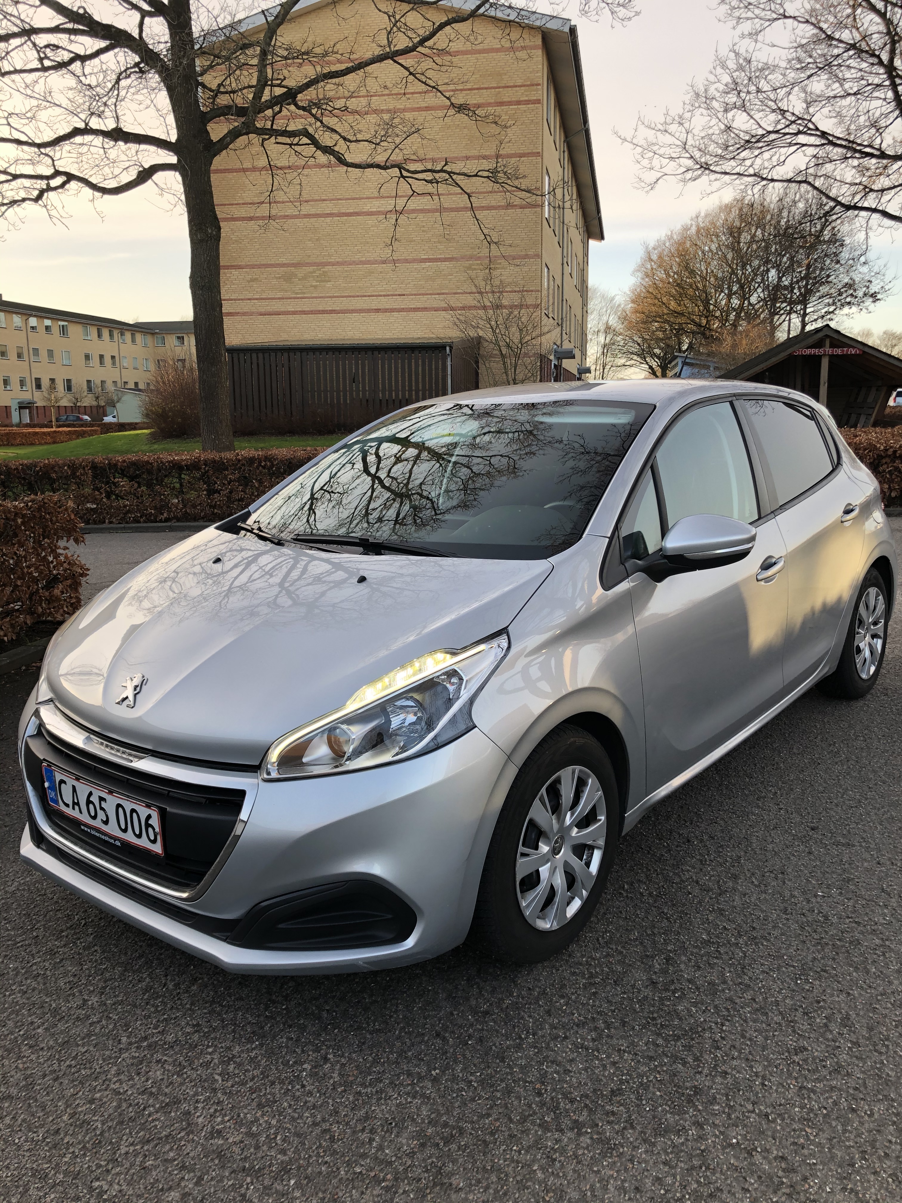 Grå Peugeot 208 fra 2017