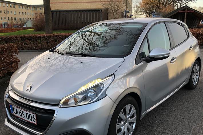 Grå Peugeot 208 fra 2017