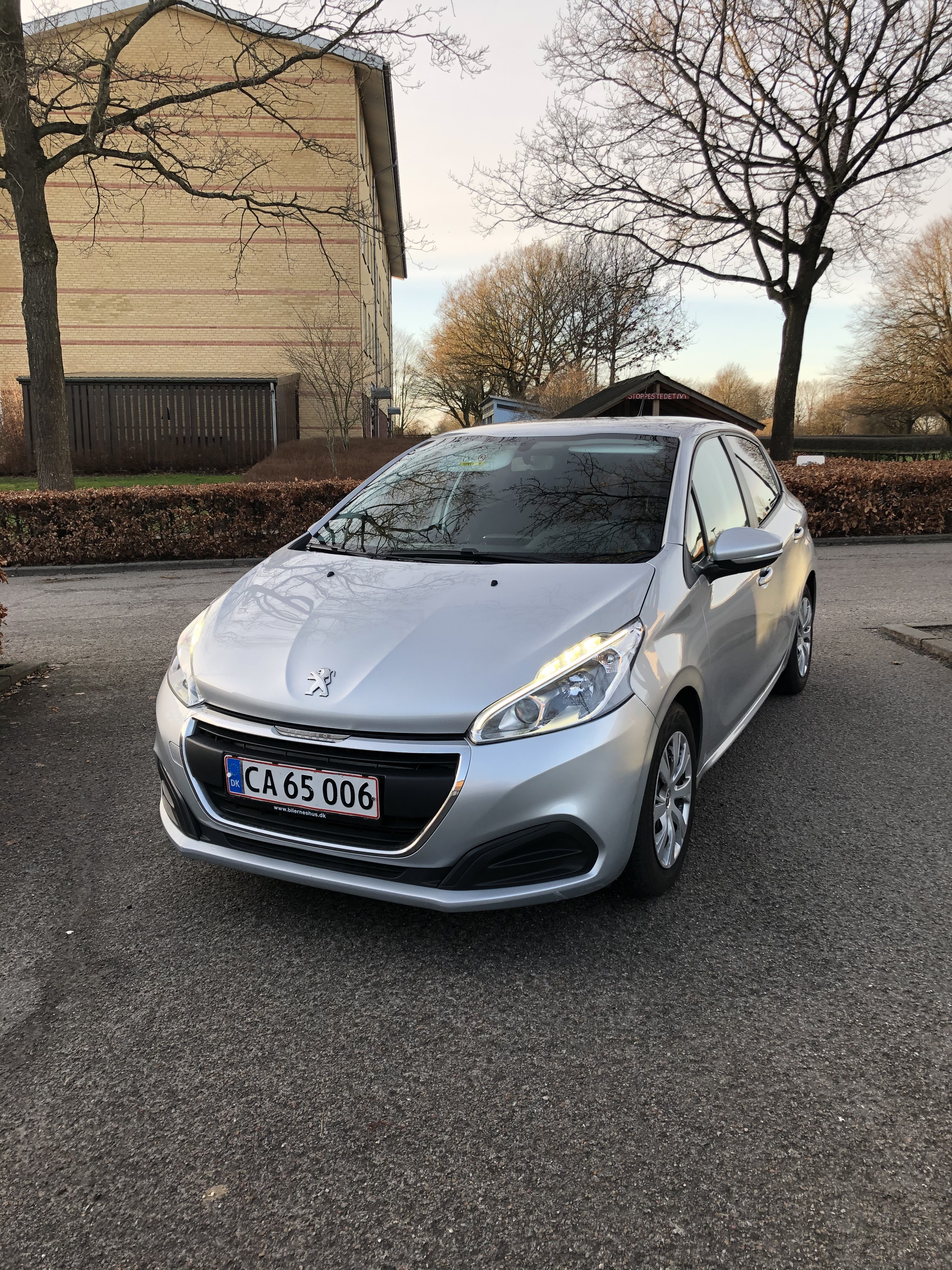 Grå Peugeot 208 fra 2017